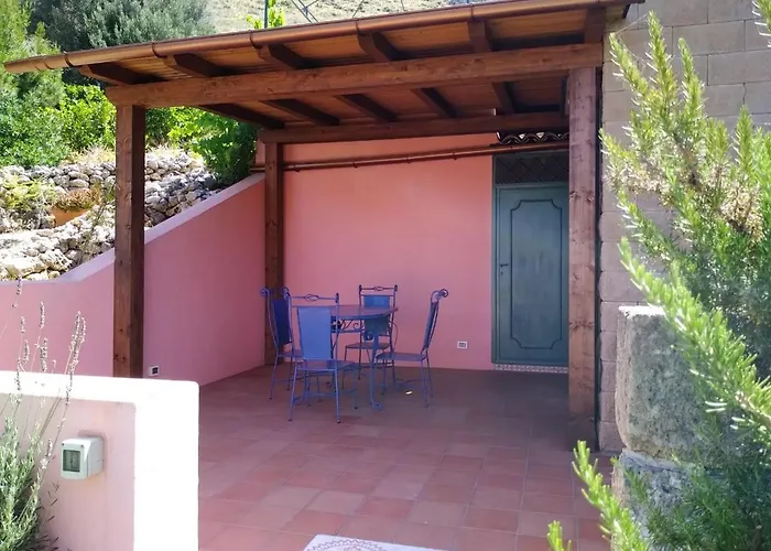 Il Corbezzolo * קסטלוצו